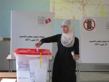 Woman casting her vote in Tunisia